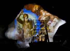 Il Giudizio universale di Michelangelo proiettato sul soffitto del nuovo centro congressi all’Eur di Roma, soprannominato la “Nuvola”, dell’architetto Massimiliano Fuksas - 19 luglio 2016 (AP Photo/Domenico Stinellis)